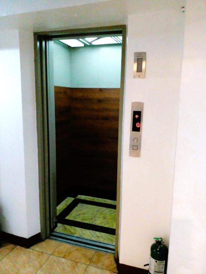 Makati Poblacion Hotel Mandaluyong Esterno foto